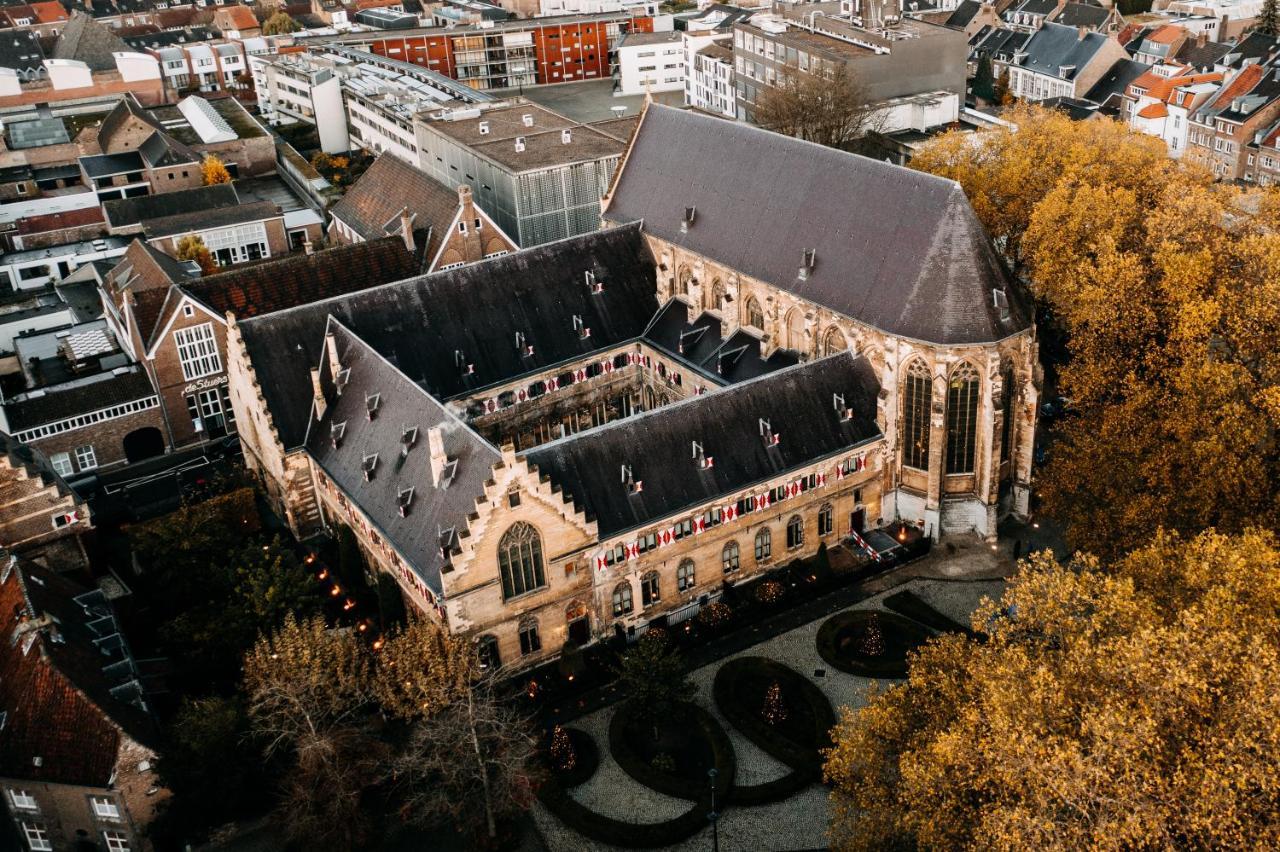Kruisherenhotel Maastricht - Oostwegel Collection, Member Of Design Hotels Ngoại thất bức ảnh Aerial view of the church