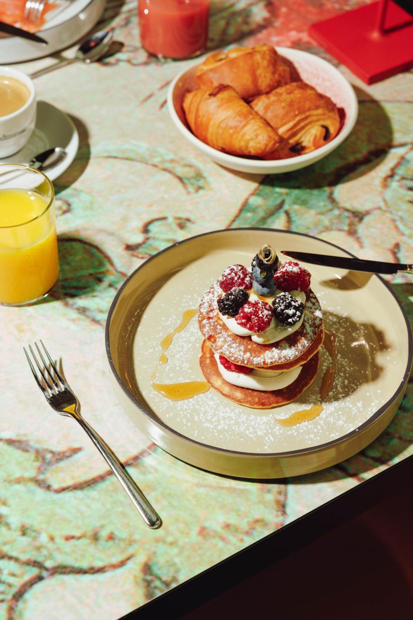 Kruisherenhotel Maastricht - Oostwegel Collection, Member Of Design Hotels Ngoại thất bức ảnh A stack of pancakes with fruit and cream