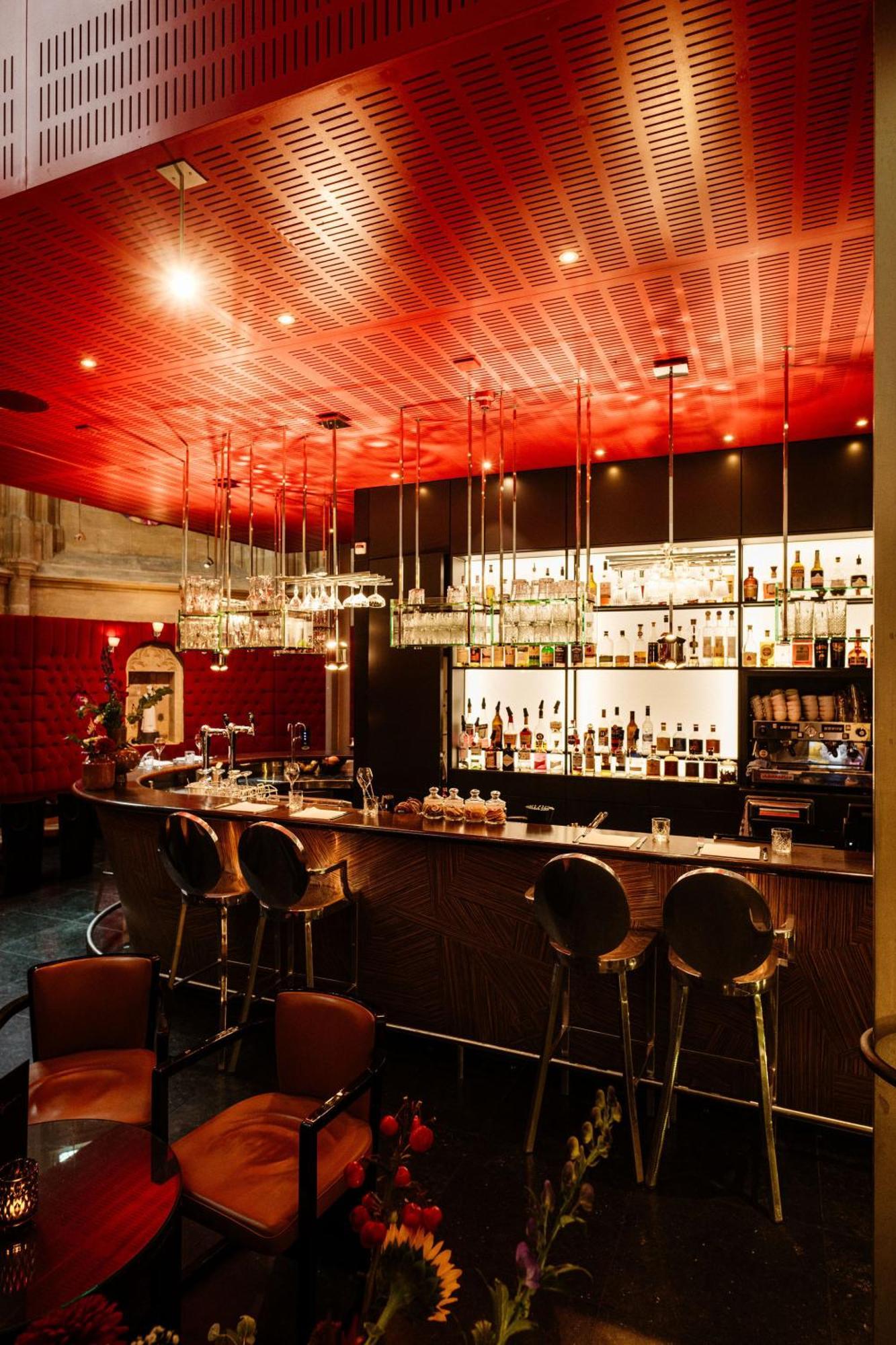 Kruisherenhotel Maastricht - Oostwegel Collection, Member Of Design Hotels Ngoại thất bức ảnh The bar at the restaurant