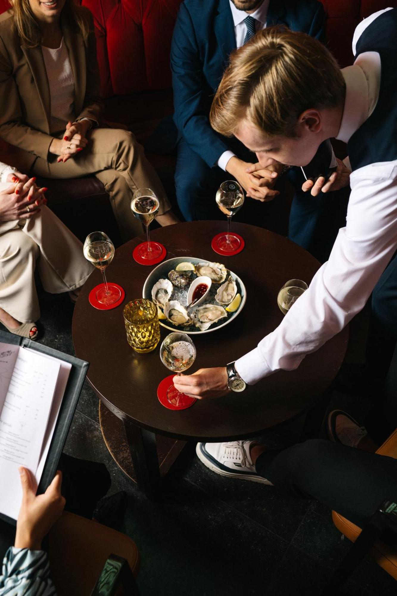 Kruisherenhotel Maastricht - Oostwegel Collection, Member Of Design Hotels Ngoại thất bức ảnh Oysters at the Oyster Bar