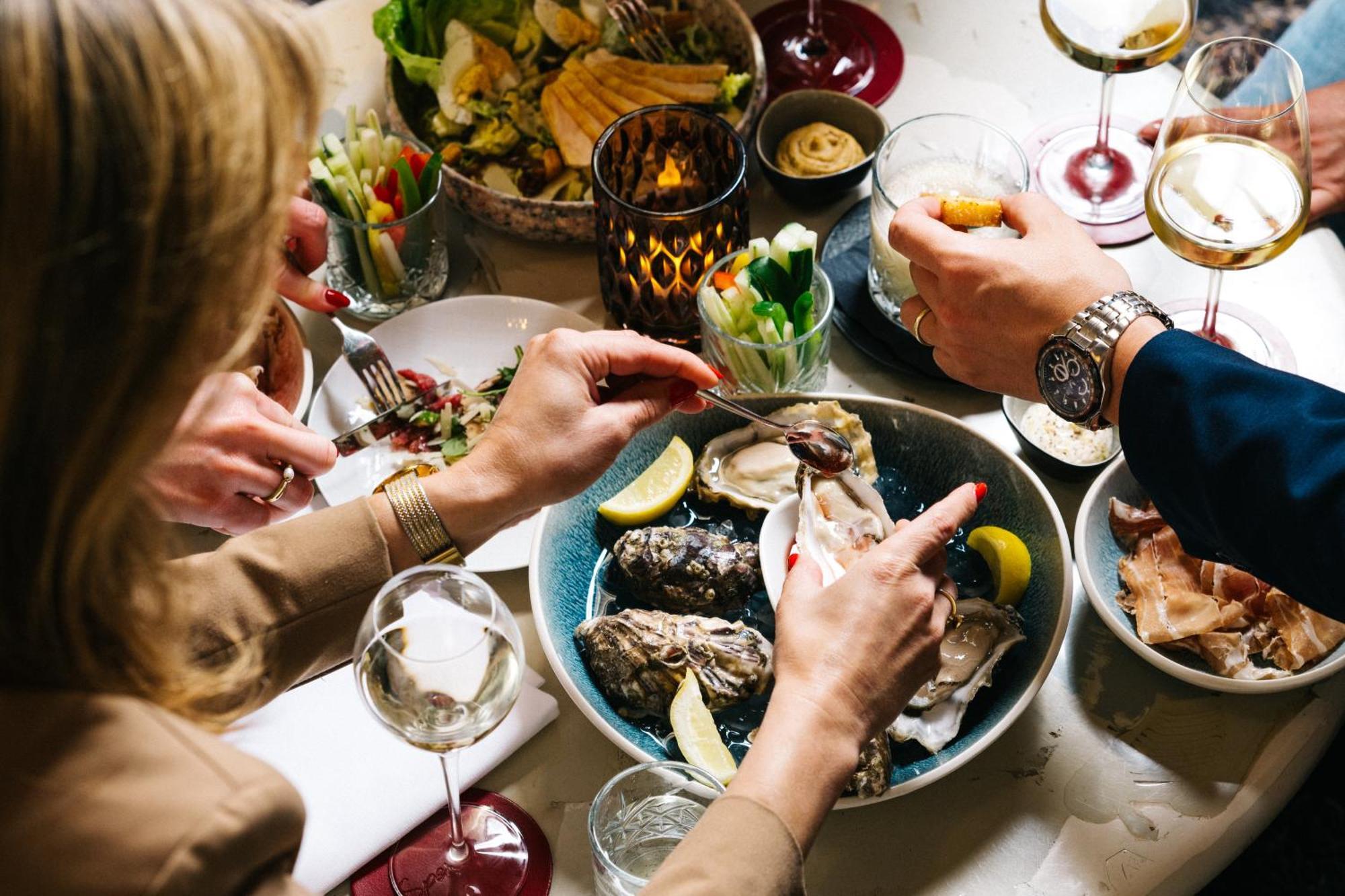 Kruisherenhotel Maastricht - Oostwegel Collection, Member Of Design Hotels Ngoại thất bức ảnh Oysters being eaten