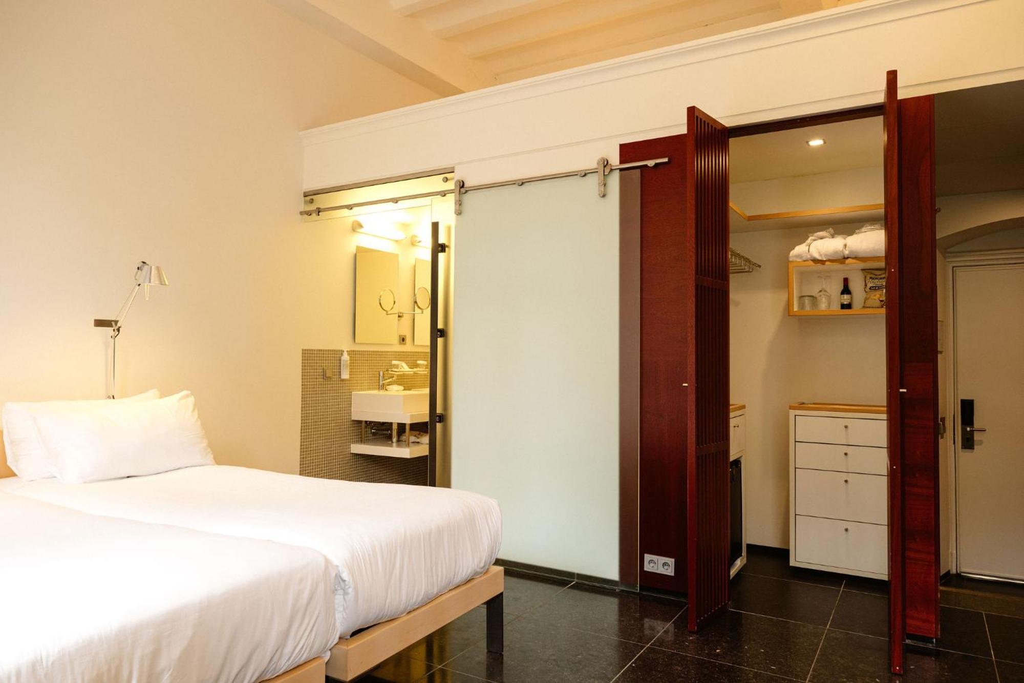 Kruisherenhotel Maastricht - Oostwegel Collection, Member Of Design Hotels Phòng bức ảnh A room at the hotel