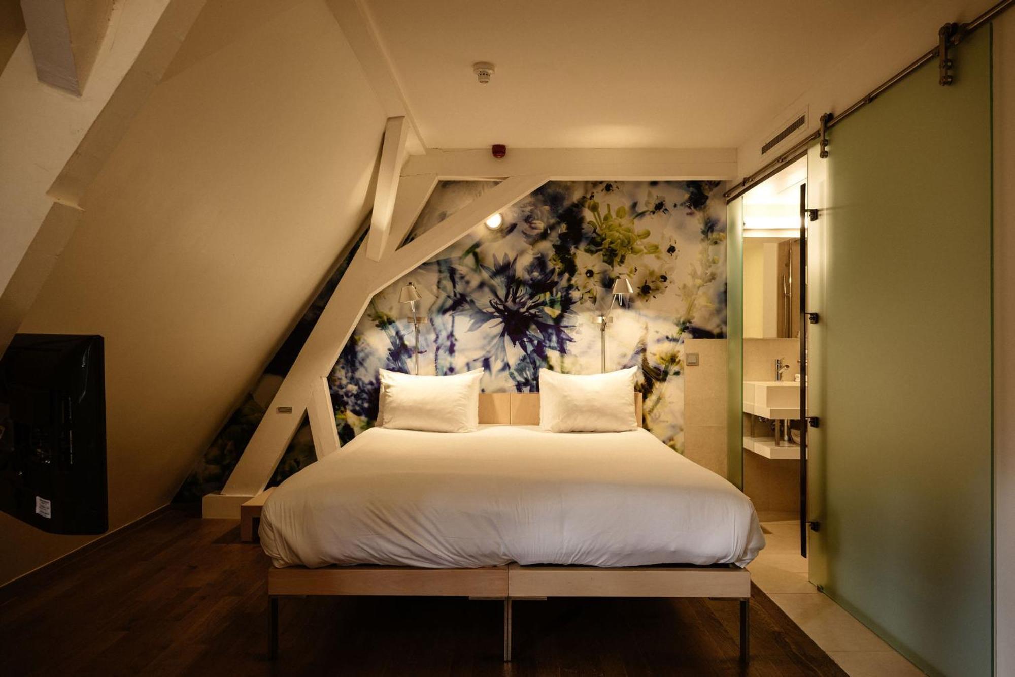 Kruisherenhotel Maastricht - Oostwegel Collection, Member Of Design Hotels Phòng bức ảnh A room at the hotel