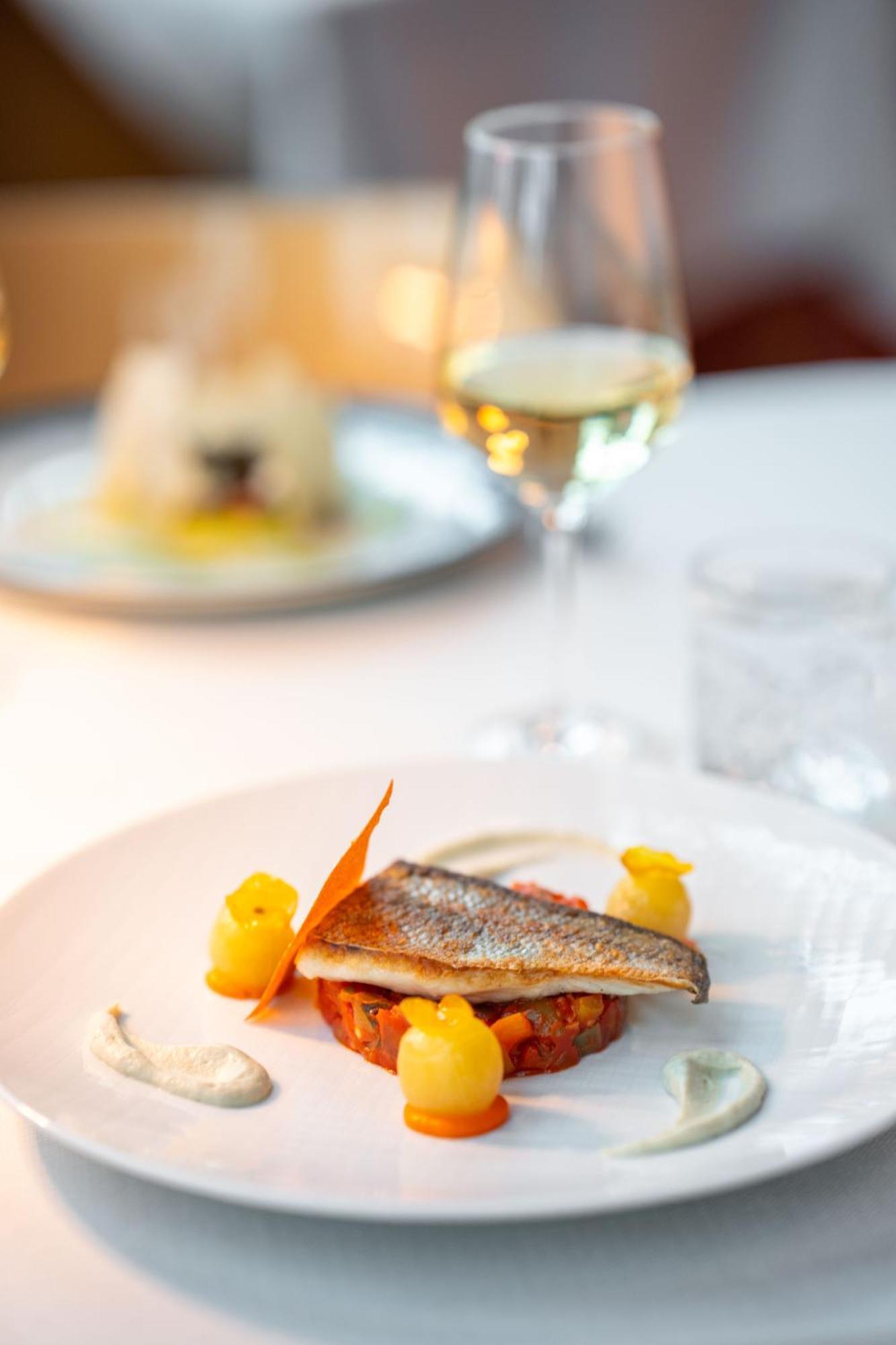 Kruisherenhotel Maastricht - Oostwegel Collection, Member Of Design Hotels Ngoại thất bức ảnh A plate of food