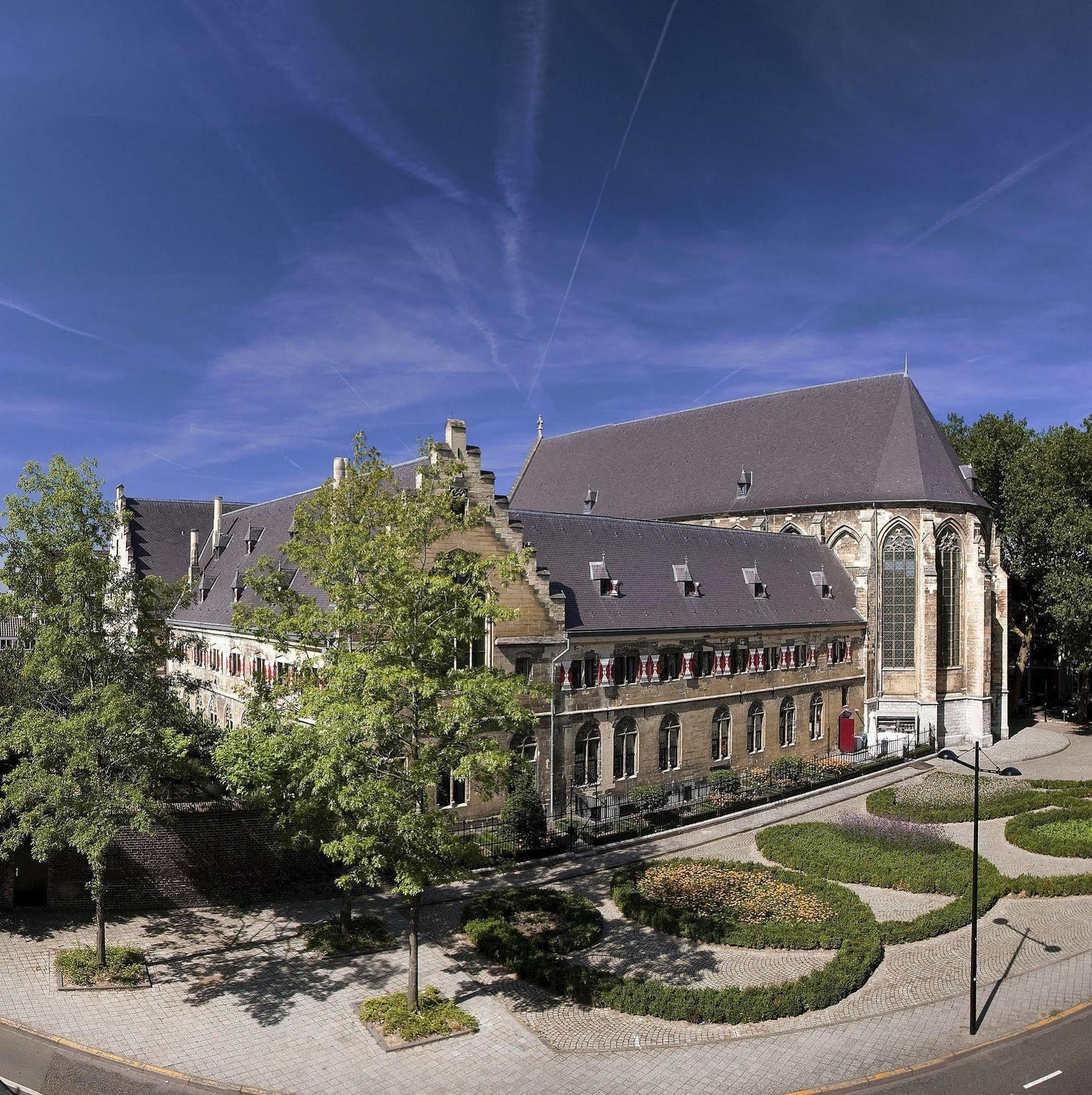 Kruisherenhotel Maastricht - Oostwegel Collection, Member Of Design Hotels Ngoại thất bức ảnh The former abbey of Saint-Pierre