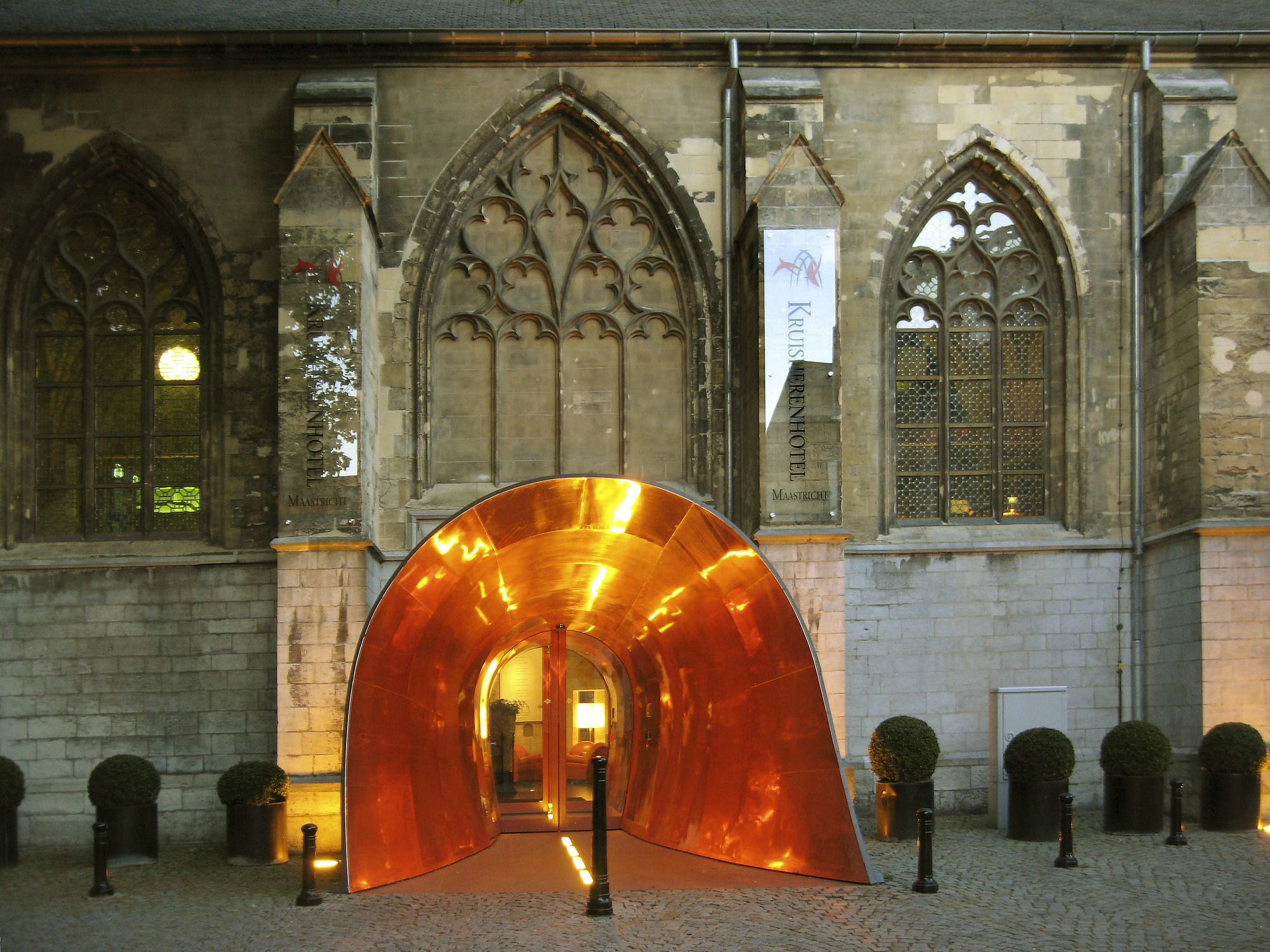 Kruisherenhotel Maastricht - Oostwegel Collection, Member Of Design Hotels Ngoại thất bức ảnh The entrance to the crypt
