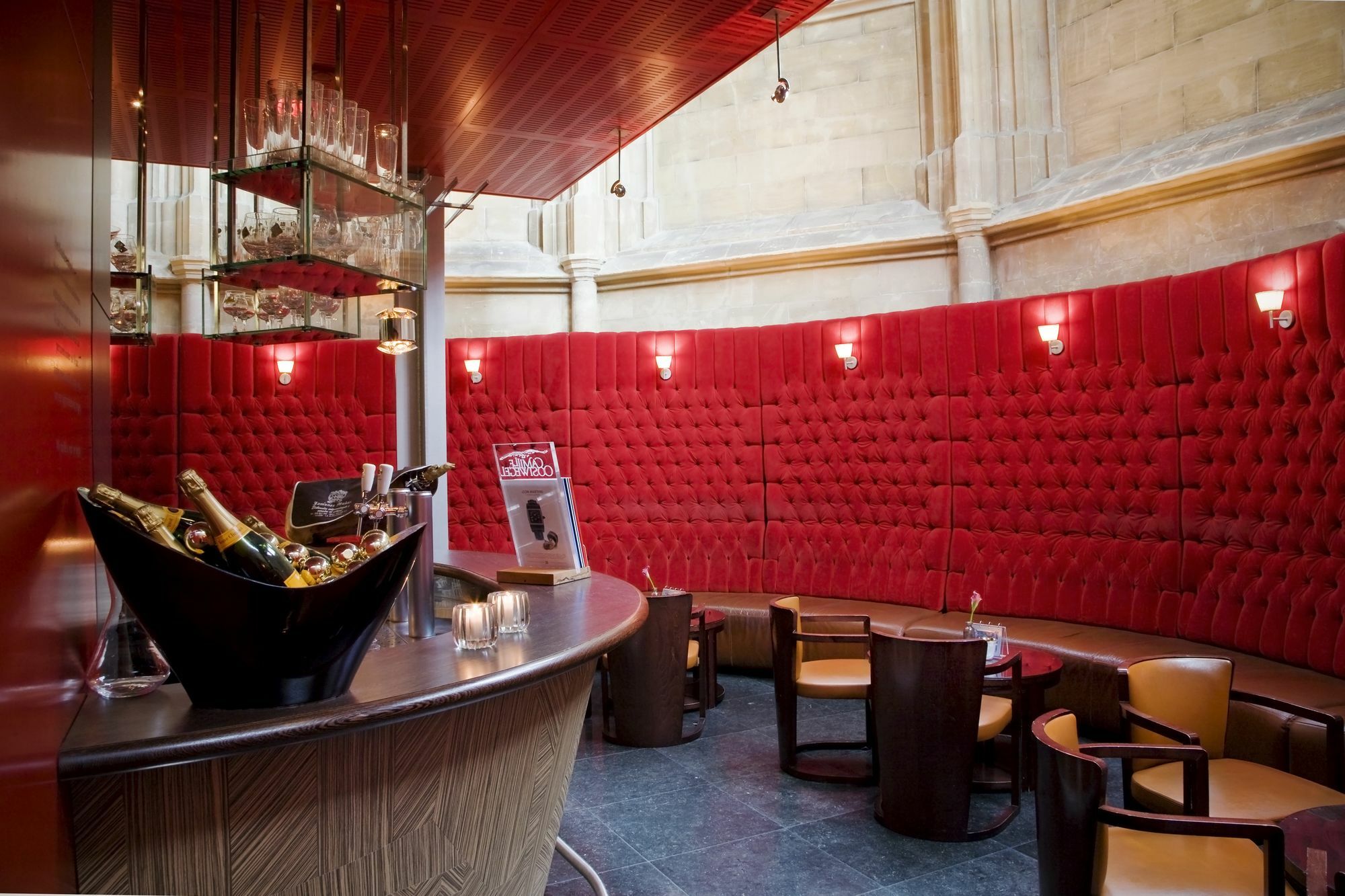 Kruisherenhotel Maastricht - Oostwegel Collection, Member Of Design Hotels Ngoại thất bức ảnh The bar at the London Edition